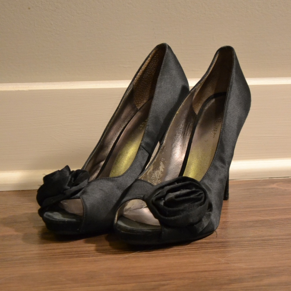 Nine West Size 9 Black Peep Toe Pumps